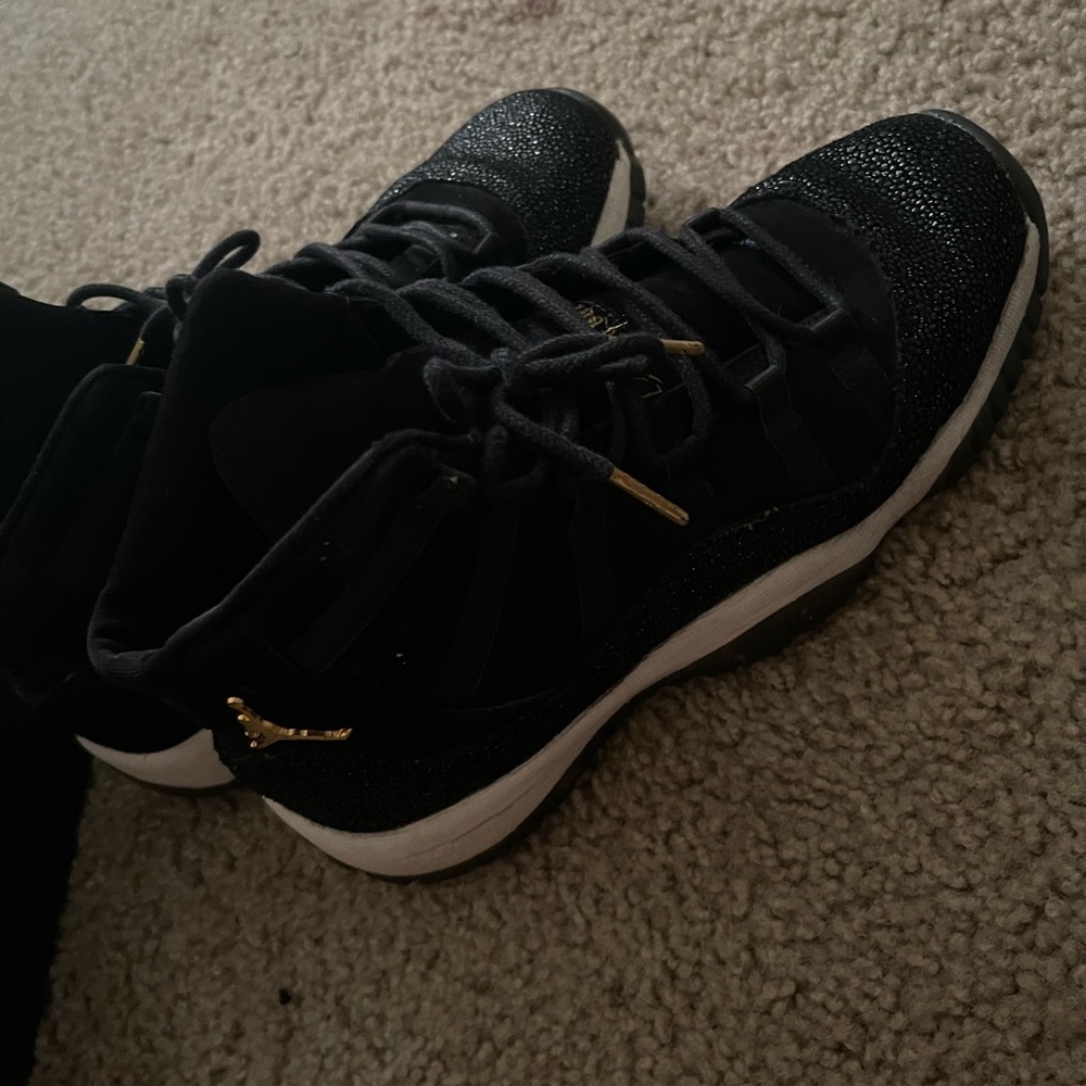 Jordan 11 black & gold